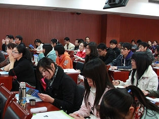 在場師生認真聆聽