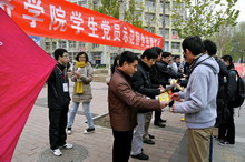 領(lǐng)導(dǎo)為學(xué)生黨員代表授牌