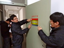 領(lǐng)導(dǎo)為黨員宿舍掛牌