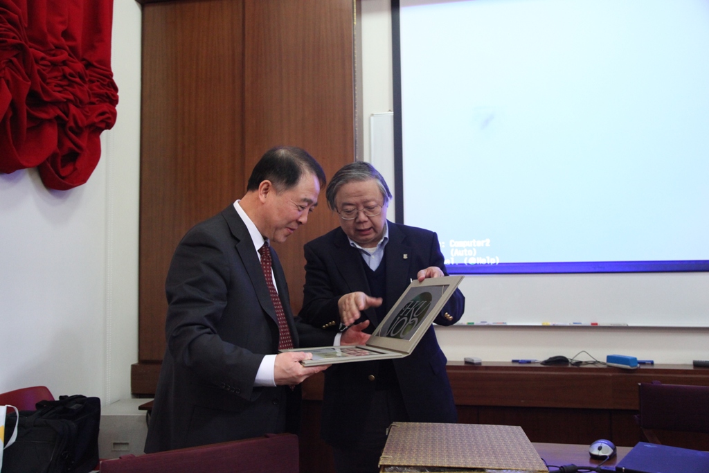 孫堯東與香港大學(xué)教務(wù)長(zhǎng)交談