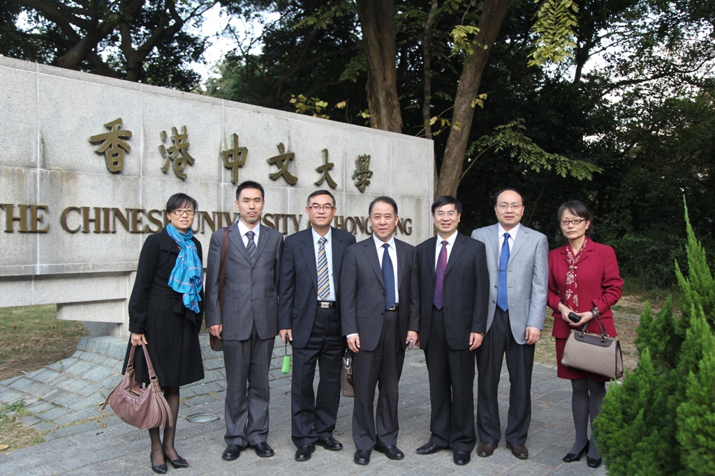 考察團(tuán)在香港中文大學(xué)合影