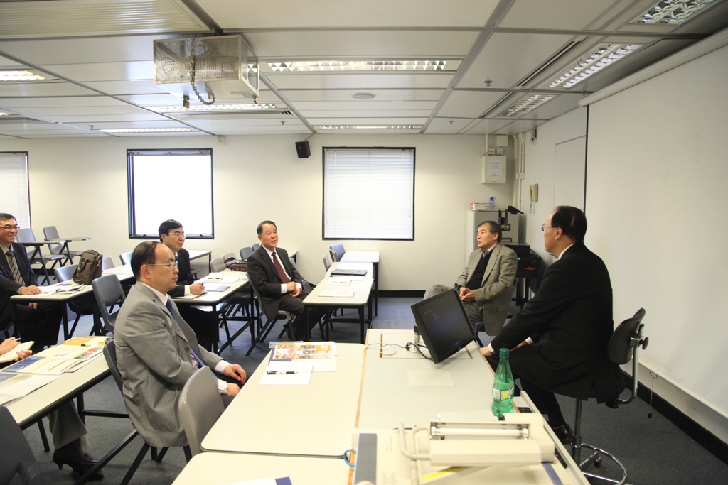 考察團(tuán)與香港科技大學(xué)學(xué)生處負(fù)責(zé)人座談