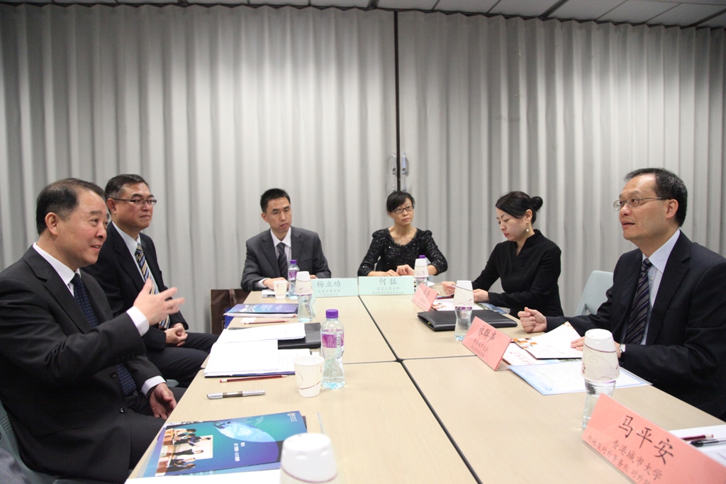 考察團(tuán)與香港城市大學(xué)副校長(zhǎng)座談